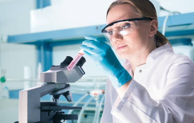 Vrouwelijke onderzoeker